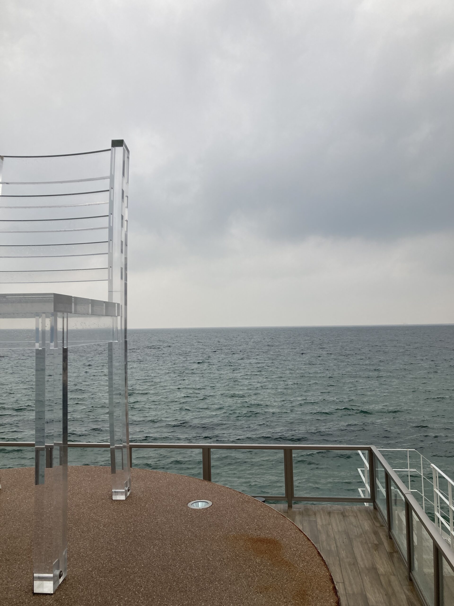 幸せのパンケーキ　淡路島　大きい椅子【イス】透明のイス　海辺